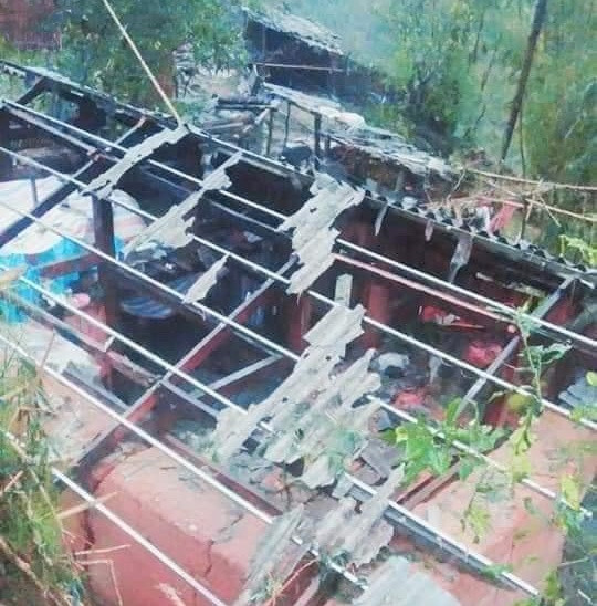 Ngôi nhà bị hư hỏng nặng do mưa đá.