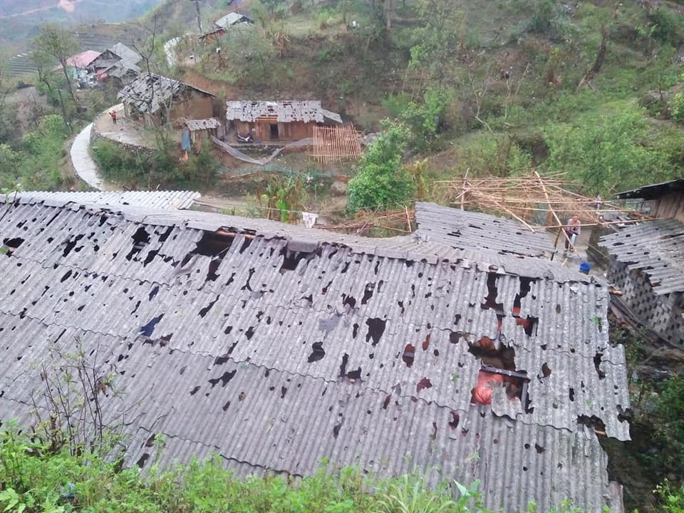 “Mưa đá làm hơn 1.000 ngôi nhà bị hư hỏng nặng, khảng 800 ha cây chuối, hơn 200 ha lứa bị hư hại. Có 6 người trên địa bàn bị thương phải nhập viện” – ông Tỏn nói.
