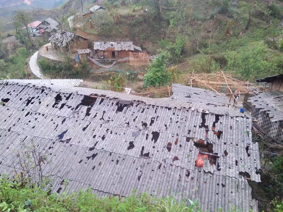 “Mưa đá làm hơn 1.000 ngôi nhà bị hư hỏng nặng, khảng 800 ha cây chuối, hơn 200 ha lứa bị hư hại. Có 6 người trên địa bàn bị thương phải nhập viện” – ông Tỏn nói.