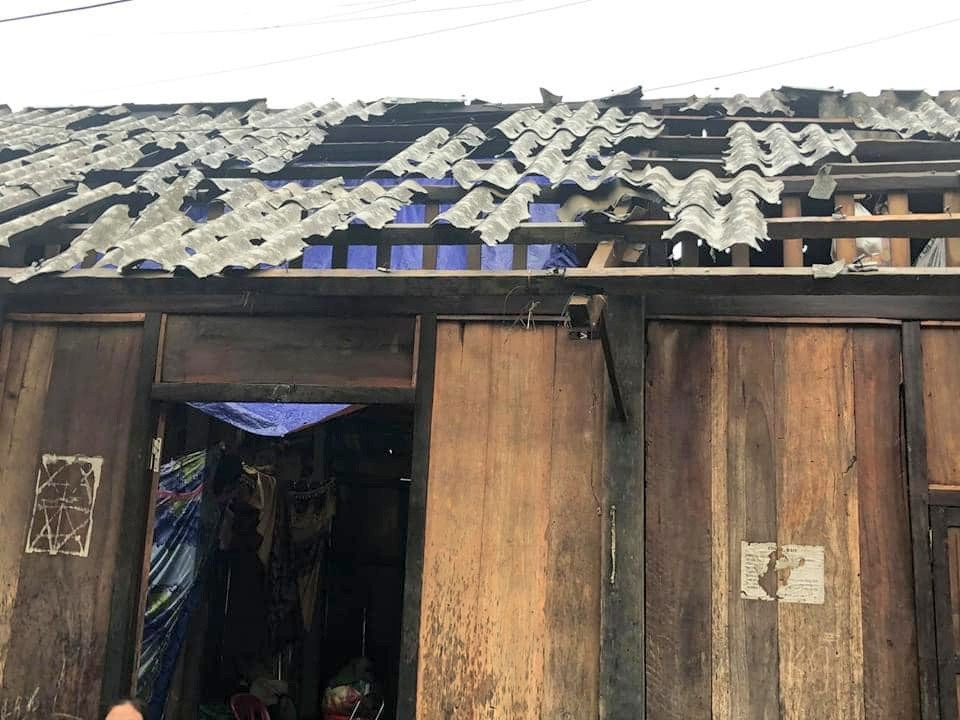 Mưa đá làm thủng nhiều mái nhà của người dân.