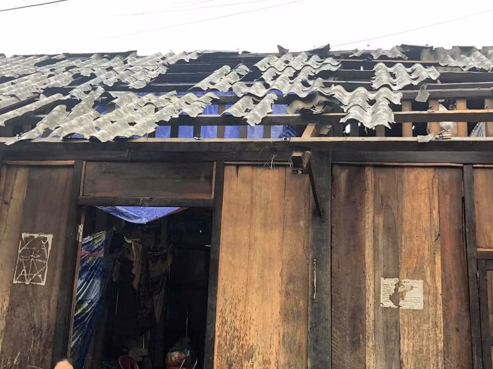 Mưa đá làm thủng nhiều mái nhà của người dân.