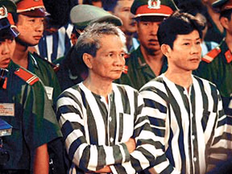 Các bị cáo bị cáo buộc hành vi nhận hối lộ và phải lĩnh án phạt trong vụ án của Năm Cam gồm: Dương Minh Ngọc 6 năm tù (về tội nhận hối lộ và tội lợi dụng chức vụ quyền hạn), Võ Văn Tâm bị phạt 4 năm tù, Lê Minh Hùng 4 năm tù, Trần Văn Chính 4 năm tù, Vũ Quốc Đạt 3 năm tù, Đặng Văn Quảng 3 năm tù... (Ảnh: Baophapluat)