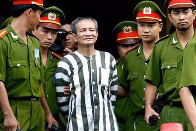 Ông Dương Minh Ngọc được xác định có mối quan hệ rất mật thiết với Năm Cam từ trước khi Năm Cam đi tập trung giáo dục cải tạo (hồi năm 1995). Theo cáo trạng, Năm Cam đã nhiều lần đưa tiền cho Ngọc và thường xuyên mời Ngọc đi ăn nhậu. (Ảnh: Laodong)