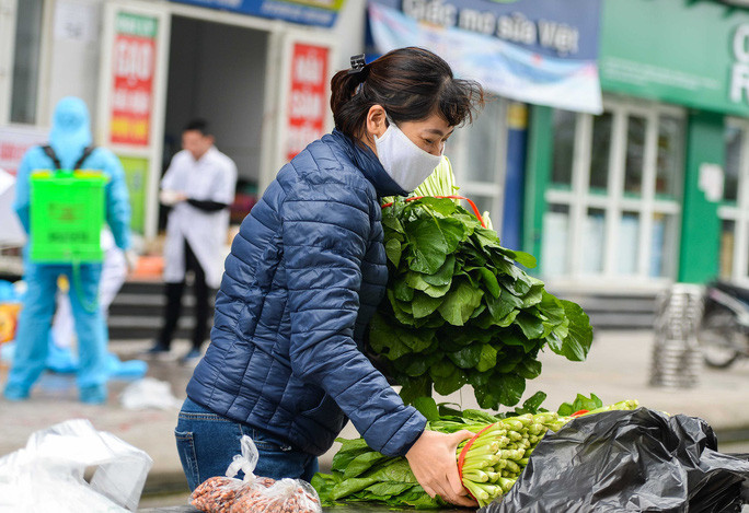 Chung cu 1.000 dan co vo chong mac COVID-19 duoc tiep te thuc pham the nao?-Hinh-15