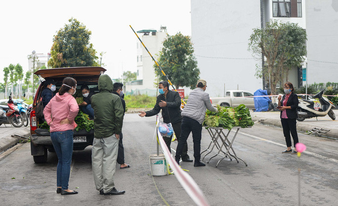 Chung cu 1.000 dan co vo chong mac COVID-19 duoc tiep te thuc pham the nao?-Hinh-7