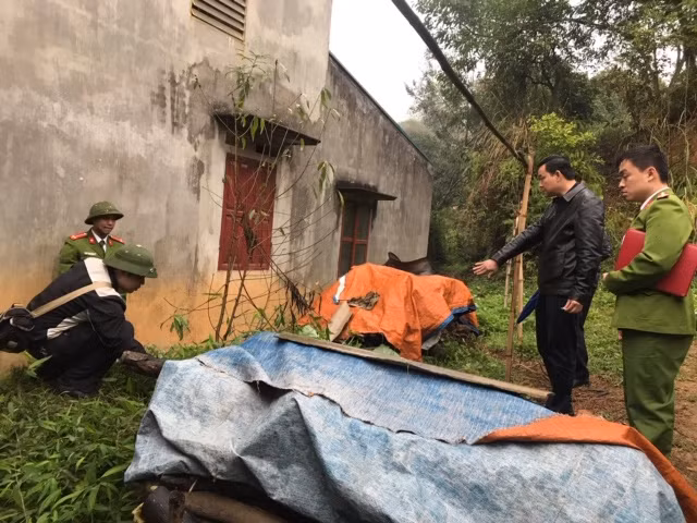 Vụ xả súng AK còn khiến chị Hoàng Thị Toán (39 tuổi, chị gái chị Hoài, vợ cũ của Sắn), chị Chu Thị Hồng (29 tuổi, em dâu chị Hoài) và anh Vũ Xuân Hưởng (38 tuổi), Nguyễn Văn Tuyển (19 tuổi) là thợ của chị Hoài, bị thương nặng. Sau khi gây án, Sắn cầm theo súng bỏ trốn khỏi hiện trường.(Ảnh: Hiện trường vụ nổ súng ở Lạng Sơn. Nguồn: CAND)