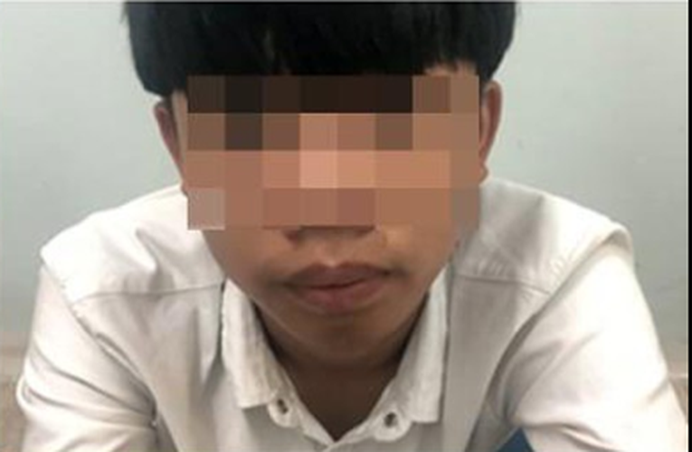 Theo đó, khoảng 19h ngày 19/3, em N.T.K.L. (15 tuổi, trú tại xã Quế Trung, huyện Nông Sơn, tỉnh Quảng Nam) cùng bạn là N.T.T. (16 tuổi, trú cùng L.) đến khu vực chợ Trung Phước để lấy dây buộc tóc cho T. và gặp Phạm Phú Quốc (15 tuổi), Trần Hoàng Nhân (15 tuổi), Lương Kỳ Dương (14 tuổi) và Phan Quốc Toàn (14 tuổi). (Nam thanh niên liên quan đến vụ việc. Ảnh: CA)