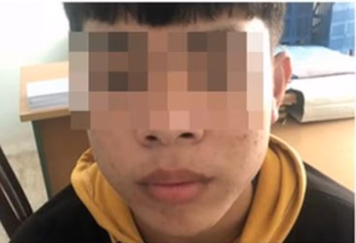  3 thiếu niên thay nhau hiếp dâm thiếu nữ giữa đêm: Ngày 21/3, công an tỉnh Quảng Nam cho biết đang tiếp nhận hồ sơ vụ 3 thiếu niên hiếp dâm tập thể một thiếu nữ xảy ra trên địa bàn. (Nam thanh niên liên quan đến vụ việc. Ảnh: CA)