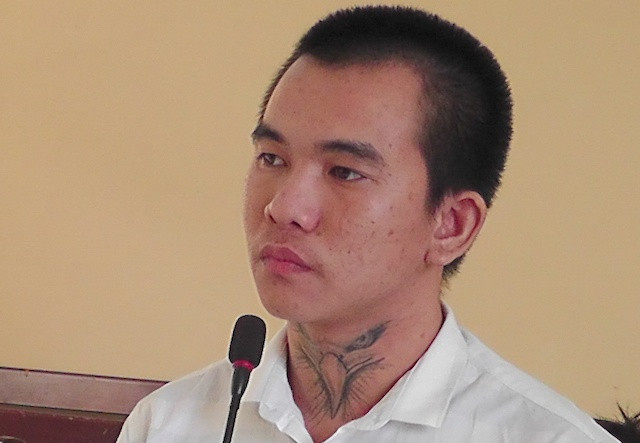  Lĩnh 4 năm tù vì quan hệ tình dục với bạn gái dưới 16 tuổi: Ngày 31/10/2019, TAND huyện Thanh Bình, tỉnh Đồng Tháp đã tuyên phạt Dương Tiểu Long (19 tuổi, người địa phương) 4 năm tù về tội giao cấu với người dưới 16 tuổi và cố ý gây thương tích. Theo cáo buộc, Long quen biết N.T.T.N. (SN 2003, ở cùng quê) qua mạng xã hội, sau đó bị cáo nhiều lần rủ bạn gái đến nhà chơi và quan hệ tình dục.