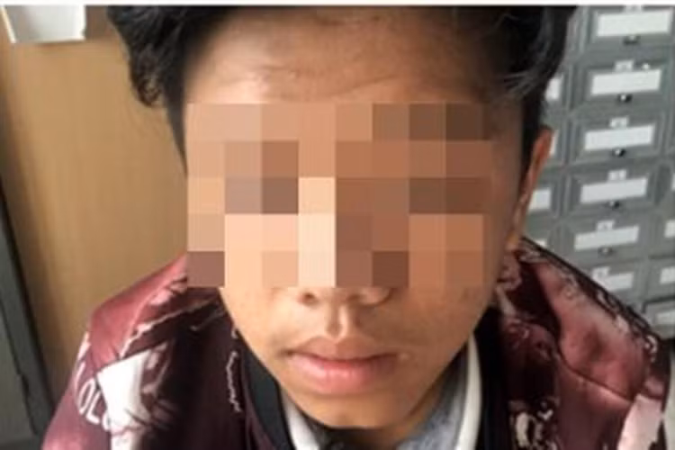 Sau khi lấy dây buộc tóc, hai em L. và T. về nhà cất xe máy rồi đi bộ xuống cầu Bộ Đội (thôn Trung Hạ, xã Quế Trung) thì lại gặp bốn thanh niên trên đi 3 xe máy rủ đi dạo, khi đến khu vực đường bê tông thuộc thôn Phước Bình, xã Sơn Viên thì cả nhóm dừng xe. (Nam thanh niên liên quan đến vụ việc. Ảnh: CA)