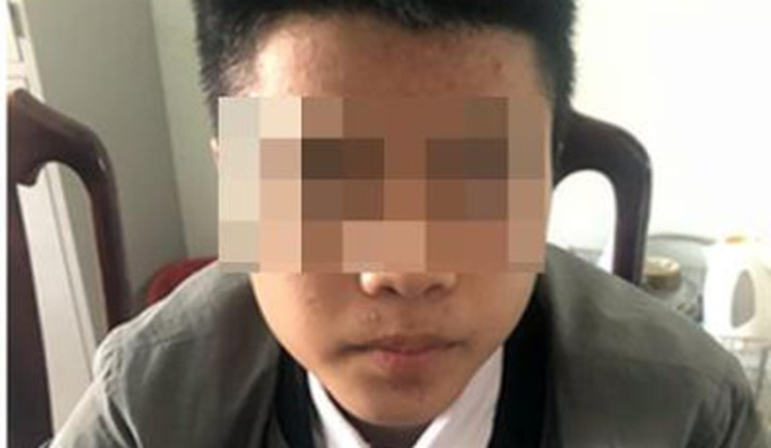 Tại đây, Toàn, Quốc, Nhân và em L. ngồi cùng chỗ, còn T. và Dương đi bộ ra cách đó khoảng 50 mét nói chuyện, trong khi ngồi nói chuyện, Toàn kéo tay ôm và vật xuống đường, em L. dùng chân đạp Toàn ra rồi bỏ chạy. Tuy nhiên, cả ba đuổi theo giữ em L. lại kéo vào bãi cỏ ven đường rồi Toàn, Quốc, Nhân thay phiên thực hiện hành vi hiếp dâm. (Nam thanh niên liên quan đến vụ việc. Ảnh: CA)