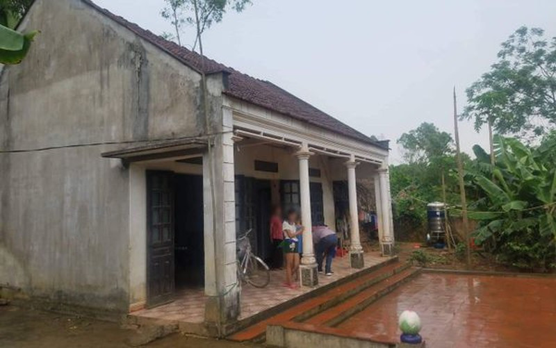 Trước đó, vào khoảng 3/2019, cháu Nguyễn Thị H đang học lớp 8 bỗng nhiên xin nghỉ học vì lý do ốm. Thầy cô giáo trong trường có đến thăm H, thì phát hiện nữ sinh này có thai và đã báo cơ quan chức năng.