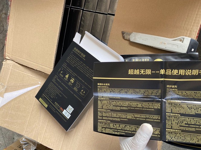 Thời điểm kiểm tra, lực lượng chức năng phát hiện 5.080 hộp mỹ phẩm các loại gồm kem dưỡng da, sữa dưỡng da ốc sên, mặt nạ dưỡng da, kem chống nắng, tinh dầu dưỡng da, kem phục hồi da hư tổn... mang các nhãn hiệu ULTRA SPOT, JIM MI LIANG LI. Tất cả không có các giấy tờ chứng minh nguồn gốc, xuất xứ. (Ảnh: Mỹ phẩm nhập lậu của bà Thảo bị cơ quan chức năng phát hiện. Nguồn: Tienphong)