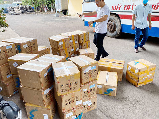 Các sản phẩm của công ty của bà Thảo được truyền thông quảng cáo là trị liệu thành công tất cả các bệnh lý nám, chàm, bớt, tàn nhang, sẹo rỗ với phác đồ độc quyền. Tuy nhiên, đến nay cơ quan y tế chưa cấp phép cho loại mỹ phẩm nào "trị liệu" các bệnh lý trên. (Ảnh: Mỹ phẩm nhập lậu của công ty bà Thảo bị cơ quan chức năng phát hiện. Nguồn: CAND)