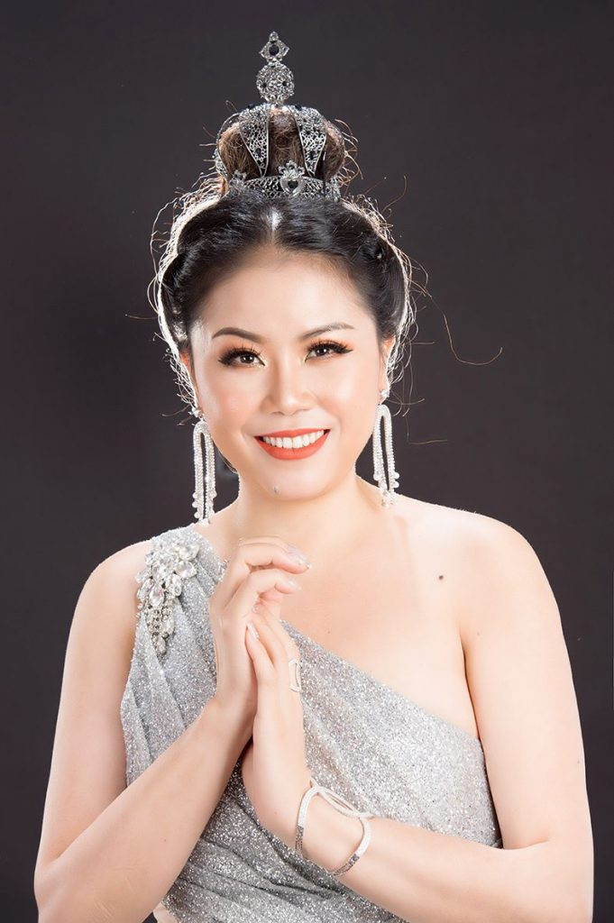 Bà Nguyễn Thị Thu Thảo (SN 1981, trú tại quận Gò Vấp, TP HCM) là một nữ doanh nhân khá nổi tiếng ở Việt Nam trong lĩnh vực làm đẹp. Ngoài sự nghiệp thành công, bà còn sở hữu vẻ đẹp duyên dáng, thanh lịch mà rất nhiều người phải ngưỡng mộ. (Ảnh: Baosuckhoecongdong)