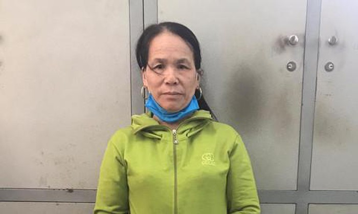 Lao ba Dong Nai cho nhan vien ban dam ngay trong choi la