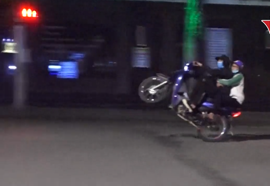 Chủ tịch Hà Nội chỉ đạo điều tra, xử lý nghiêm “quái xế” đua xe ở Hồ Gươm Chu tich Ha Noi chi dao dieu tra, xu ly nghiem “quai xe” dua xe o Ho Guom