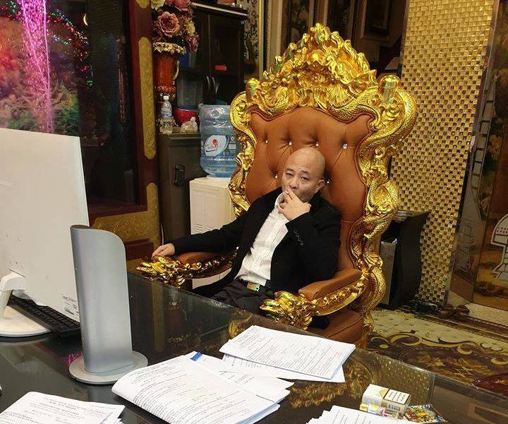 Vì sở thích rất nghệ sĩ là mê đóng phim nên Đường Nhuệ chơi khá rộng và thân thiết với giới nghệ sĩ.