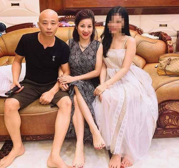 Do có nhiều tiền từ các hoạt động có dấu hiệu bất minh, vợ chồng Đường Nhuệ thường xuyên mời các ca sĩ, nghệ sĩ, diễn viên về nhà biểu diễn, giao lưu.