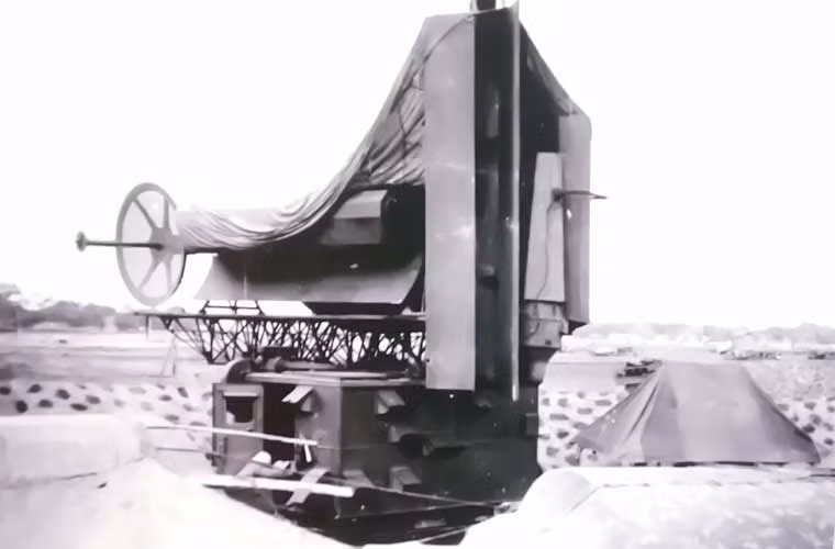 Trong biên chế của trung đoàn 236 có các cơ quan, bốn tiểu đoàn hoả lực (61, 62, 63, 64) và một tiểu đoàn kỹ thuật (65). Trung đoàn được trang bị hệ thống tên lửa phòng không S-75 Dvina (NATO định danh là SA-2) do Liên Xô viện trợ. Ảnh: Ngụy trang đài anten hệ thống radar điều khiển hỏa lực SNR-75 của hệ thống S-75 Dvina.