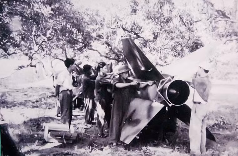 Cán bộ, chiến sĩ Tiểu đoàn 65, Trung đoàn 236 lắp ráp thận trọng, chuẩn xác những quả đạn tên lửa đầu tiên chuẩn bị cho trận đánh ngày 24/7/1965.