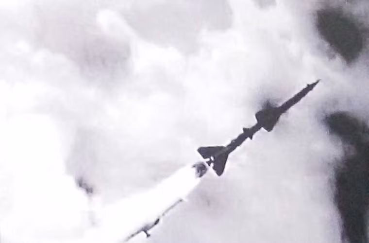 Lúc 15h53 phút ngày 24/7/1965, Tiểu đoàn 63 và 64 phóng hai đạn tên lửa SA-2 bắn rơi một chiếc F-4 Phantom của Không quân Mỹ. Đây là chiếc máy bay Mỹ đầu tiên bị bắn rơi bởi binh chủng Tên lửa phòng không. Ngày 24/7/1965 sau này được chọn làm ngày truyền thống của bộ đội tên lửa Việt Nam.