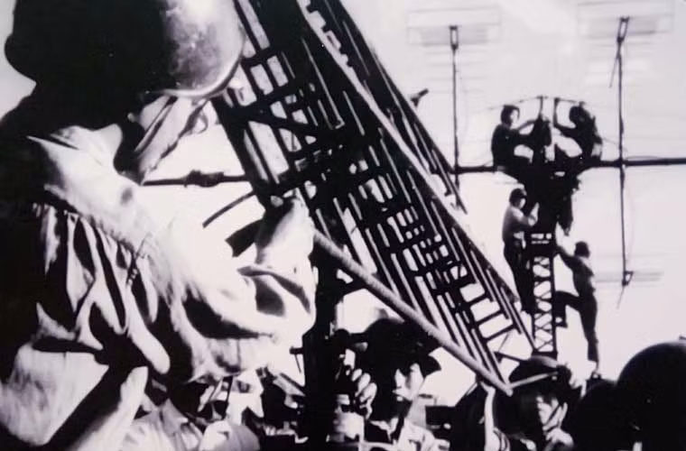 15h40 phút ngày 24/7/1965, đại đội radar 26A phát hiện tốp máy bay gồm 4 chiếc F-4 của Không quân Mỹ bay ở độ cao 7.000m bay theo trục sông Đà. Ảnh: Trung đội radar nhìn vòng Tiểu đoàn 63, Trung đoàn 236 chuẩn bị khí tài ra quân đánh thắng trận đầu.