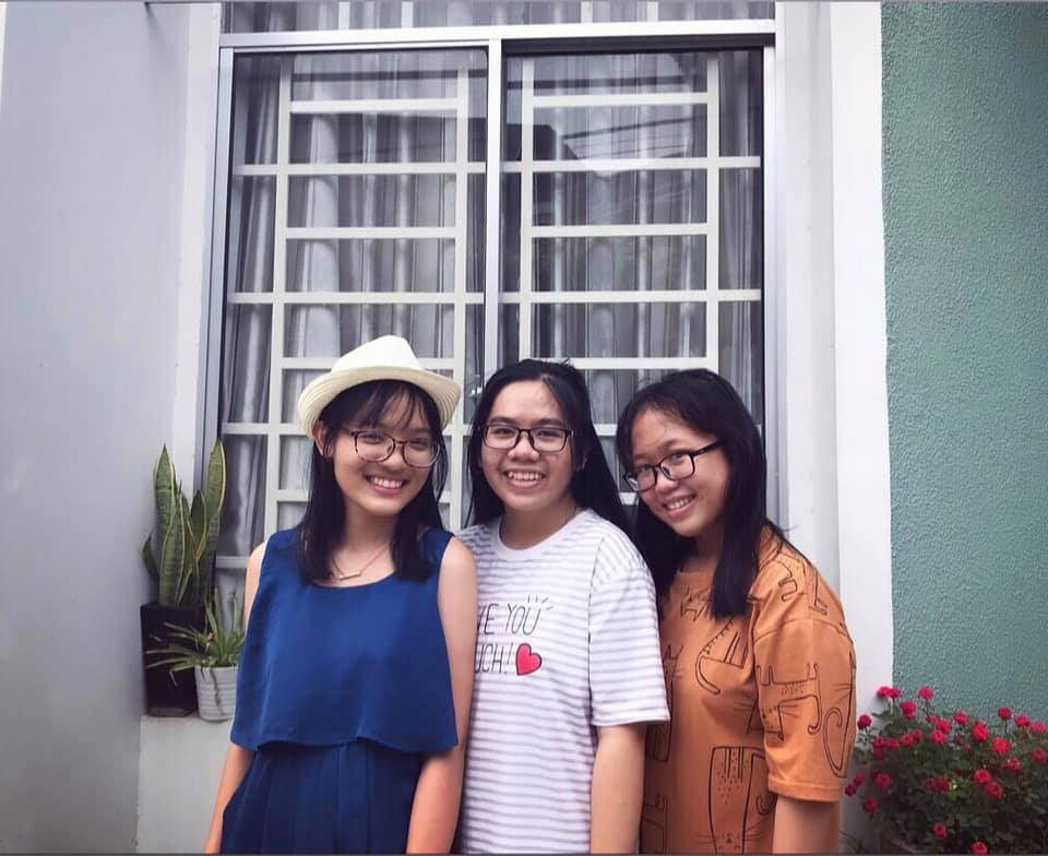 Cô gái cho biết bản thân có niềm yêu thích nghệ thuật từ khi còn nhỏ, mong muốn theo đuổi các ngành nghề liên quan đến lĩnh vực nghệ thuật. Để tích lũy kinh nghiệm và thỏa mãn đam mê của bản thân, những năm tháng học sinh, Nghi tham gia nhiều các cuộc thi về nghệ thuật như chụp ảnh hay thiết kế thời trang.