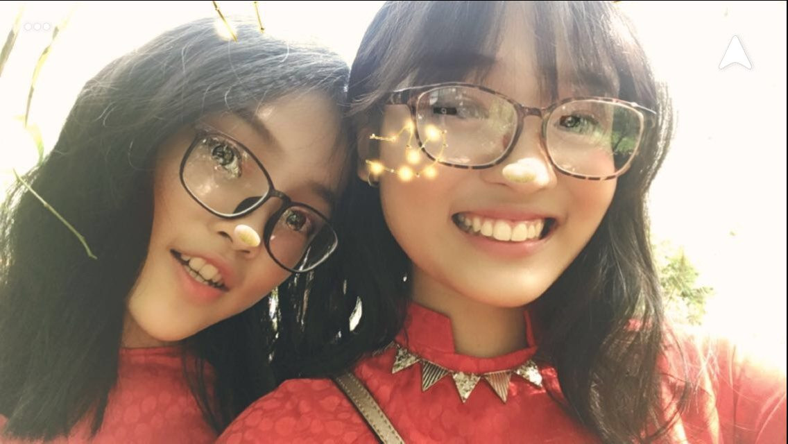 "Em nghĩ, đây là lần cuối em được đặt bút viết nên suy nghĩ của mình ở tư cách là học sinh nên đã cháy hết mình để hoàn thành bài thi" - Thiên Nghi nói. Là con gái của giáo viên dạy Vật lý nên Thiên Nghi tự đặt áp lực cho bản thân là phải cố gắng để không phụ lòng ba mẹ và thầy cô. Vì vậy, khi nhận được kết quả thi của mình, nữ sinh đã cảm thấy hơi thất vọng về điểm số ở môn thi tiếng Anh khi không đạt điểm 10 tuyệt đối.