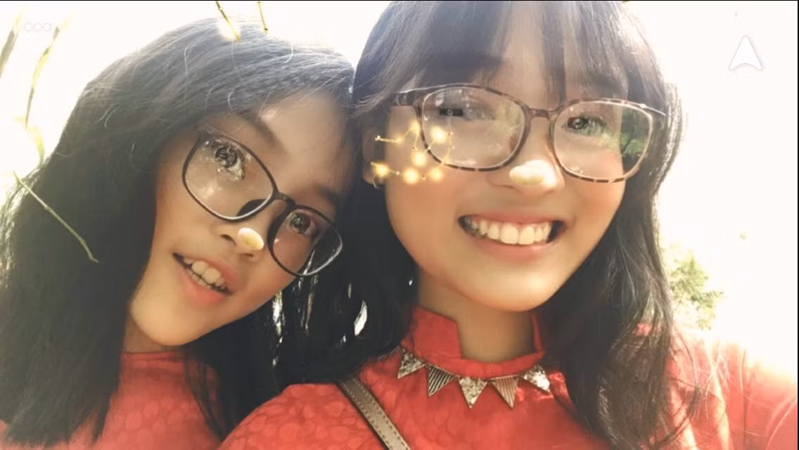 "Em nghĩ, đây là lần cuối em được đặt bút viết nên suy nghĩ của mình ở tư cách là học sinh nên đã cháy hết mình để hoàn thành bài thi" - Thiên Nghi nói. Là con gái của giáo viên dạy Vật lý nên Thiên Nghi tự đặt áp lực cho bản thân là phải cố gắng để không phụ lòng ba mẹ và thầy cô. Vì vậy, khi nhận được kết quả thi của mình, nữ sinh đã cảm thấy hơi thất vọng về điểm số ở môn thi tiếng Anh khi không đạt điểm 10 tuyệt đối.