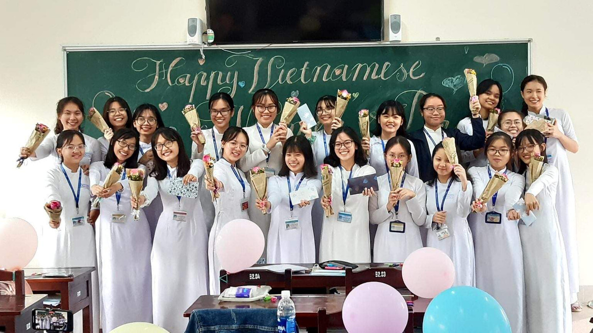 Học lớp chuyên Anh nên Ngữ văn không phải là môn chuyên Thiên Nghi theo đuổi. Thiên Nghi tự nhận mình không có trí nhớ tốt, thường học bằng cách viết cụ thể nội dung cần quan trọng lên trên giấy. Những nội dung này được Nghi sắp xếp theo từng chủ đề khác nhau, ứng với mỗi tác phẩm.