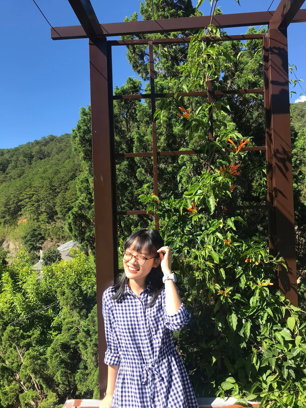 Trước khi bắt đầu vào ngày thi môn Ngữ văn, Thiên Nghi học tập trung ở các tác phẩm thuộc thể loại truyện ngắn. Khi nhận được đề thi là bài thơ "Sóng" của tác giả Xuân Quỳnh, nữ sinh đã khá bất ngờ. Tuy nhiên, Nghi đã giữ bản thân bình tĩnh và tự tin để làm bài. Đây cũng là tác phẩm quen thuộc, thường xuất hiện trong các bài kiểm tra trên lớp. Nữ sinh đã viết 8 mặt giấy ở đề thi này.