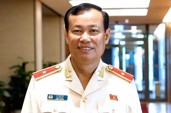 Chủ nhiệm Ủy ban Quốc phòng &amp; An ninh Lê Tấn Tới, sinh ngày 4/4/1969, quê ở Cà Mau. Trình độ: Tiến sĩ Luật, Cử nhân Cảnh sát. Chức vụ Ủy viên Trung ương Đảng khóa XIII; Thiếu tướng, Thứ trưởng Bộ Công an; Đại biểu Quốc hội khóa XIV, XV. 