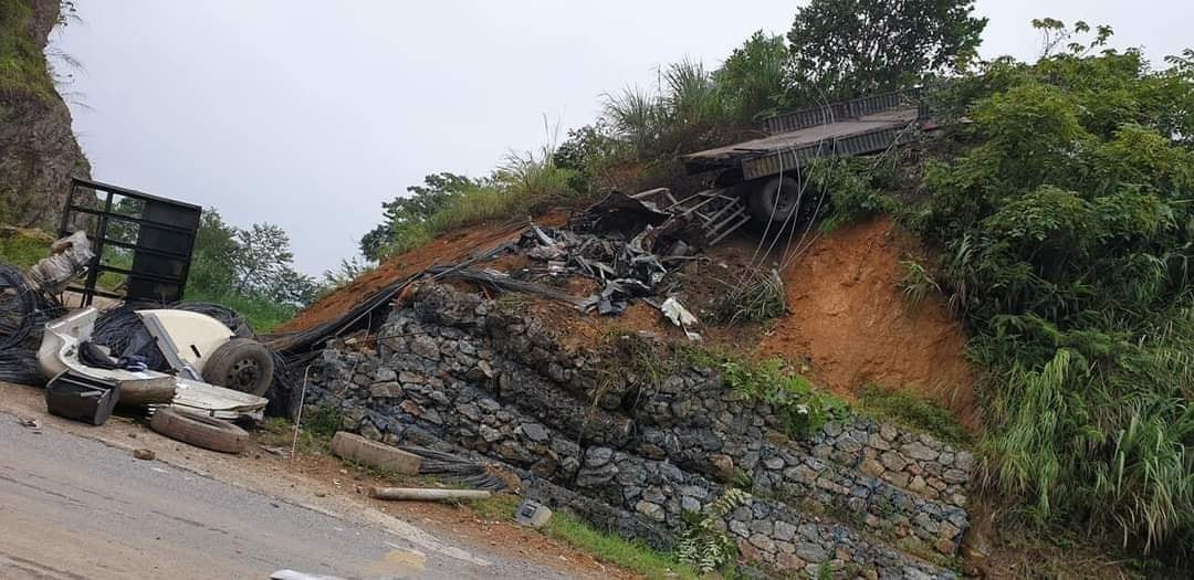 Chiều 22/7, UBND huyện Thạch An, tỉnh Cao Bằng cho biết, vụ xe đầu kéo bốc cháy trên đèo, lái xe tử vong xảy ra tại Km34+200, Quốc lộ 34, thuộc địa phận đèo Khau Múc, thôn Nặm Nà, xã Kim Đồng, huyện Thạch An. 