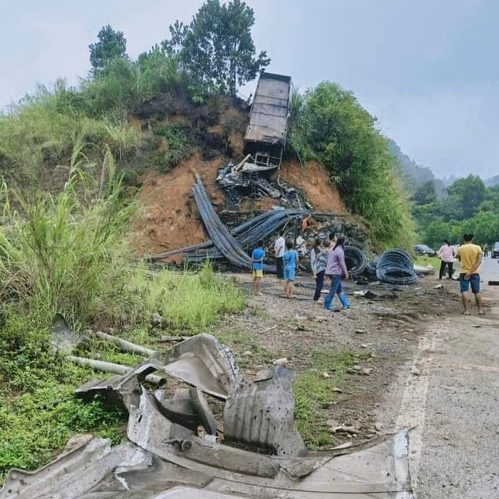Lực lượng chức năng huyện Thạch An đã đến hiện trường dập tắt đám cháy, đưa thi thể nạn nhân ra khỏi xe, đồng thời tiến hành phân luồng, đảm bảo giao thông trở lại bình thường. 