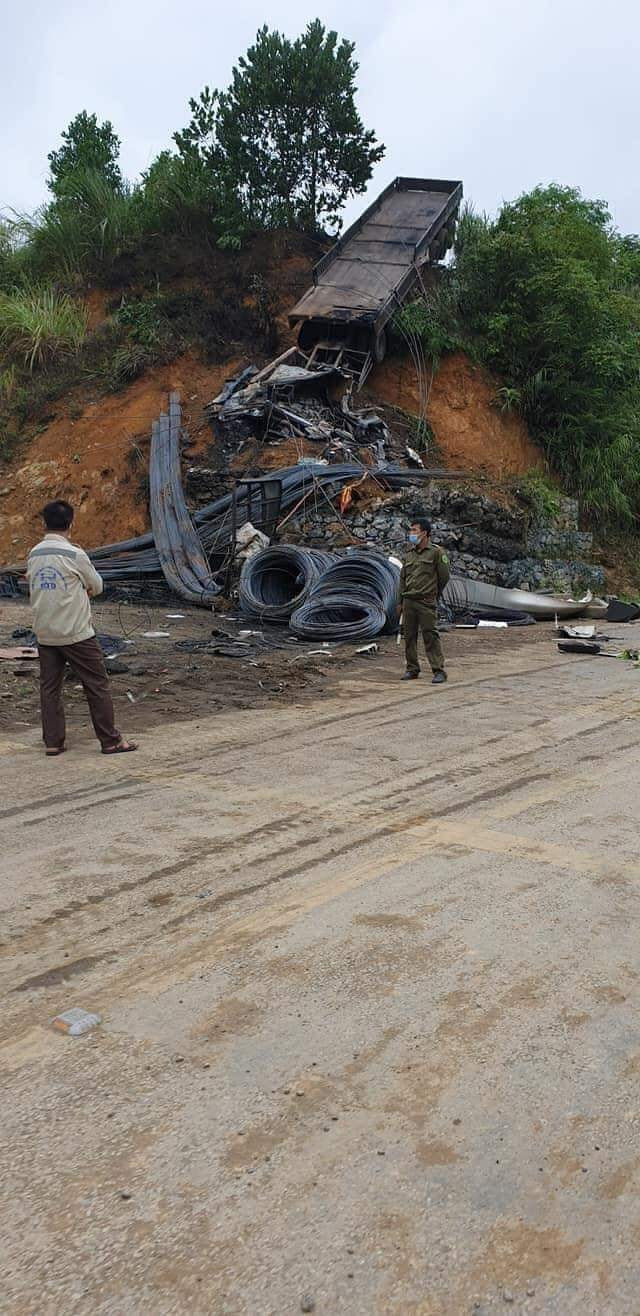 Cụ thể, vào khoảng thời gian trên, xe đầu kéo biển kiểm soát 15C-135.33, kéo theo sơmi rơmoóc biển kiểm soát 15R-067.88 do anh Đoàn Văn Ba (trú tại huyện An Dương, thành phố Hải Phòng) điều khiển đi theo hướng từ tỉnh Lạng Sơn đến khu vực đèo Khau Múc thì mất phanh lao nhanh trên đường.