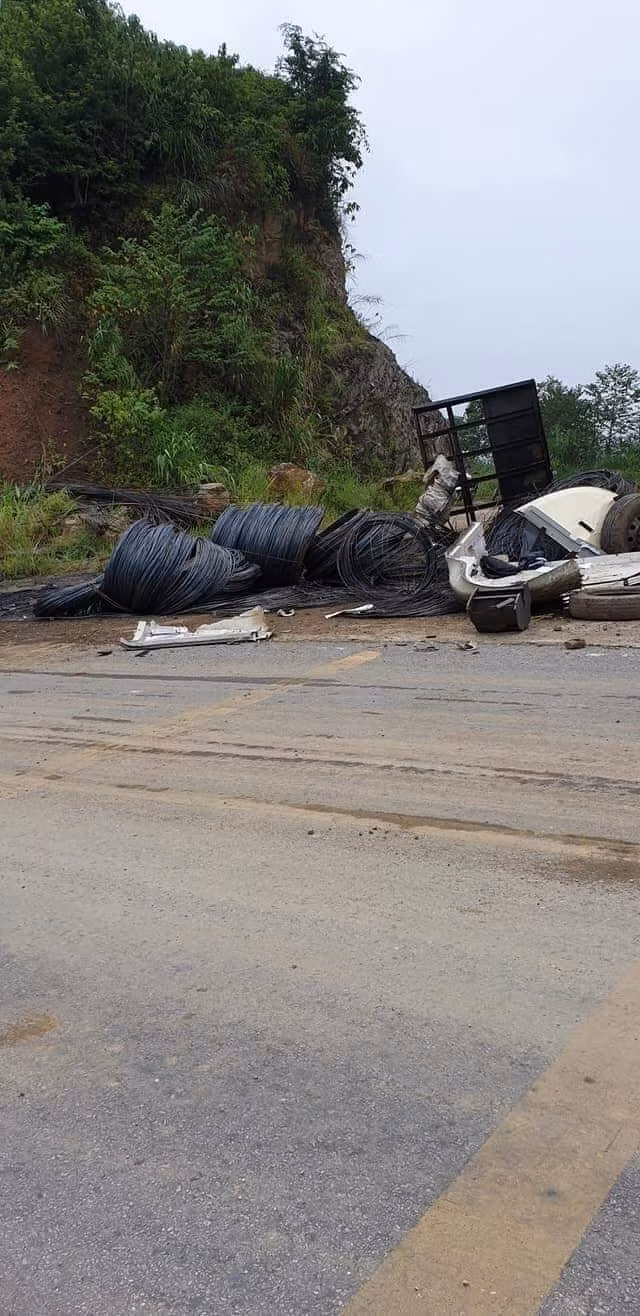 Hiện nguyên nhân vụ xe đầu kéo bốc cháy trên đèo, lái xe tử vong đang được cơ quan chức năng điều tra, làm rõ. 