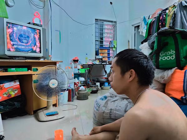 “Dong bang” Grab, Be, Go-jek, shipper... soi cuoc song tai xe xe cong nghe