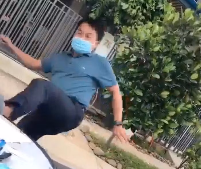  Người đàn ông đạp đổ bàn lấy mẫu xét nghiệm COVID-19: Cho rằng tổ y tế để bàn lấy mẫu COVID-19 trước nhà mình sẽ gây nguy hiểm, ông Nguyễn Trần Quỳnh (SN 1982, trú huyện Nhà Bè, TP HCM) dùng chân đạp đổ bàn tiếp nhận mẫu khiến nhiều đồ vật bị rơi. Ngày 23/7, CA huyện Nhà Bè đã phạt ông Quỳnh 3 triệu đồng. 