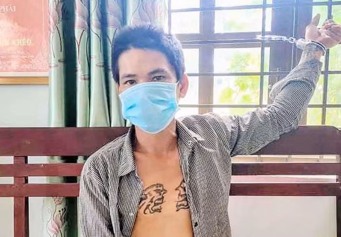  Tông xe vào cảnh sát khi vượt rào chắn chốt kiểm soát dịch: Sáng 23/7, Nguyễn Hoàng Quốc Vương (29 tuổi, trú Ninh Thuận) chạy xe máy vượt rào chắn của chốt kiểm soát phòng chống dịch khu vực TP Phan Rang - Tháp Chàm. Lực lượng trực chốt chặn lại thì Vương tăng ga lao xe vào những người trực chốt khiến 1 người bị thương. Vương sau đó đã bị bắt giữ. 