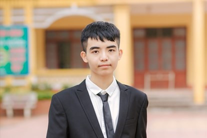 Là thủ khoa khối A1 của cả nước với tổng điểm 29,55, Thân Trọng An (học sinh Trường THPT Lục Nam) còn trở thành thủ khoa khối D của Bắc Giang khi đạt 28,55 điểm ở khối thi này. An cho biết dự kiến sẽ không sử dụng điểm thi tốt nghiệp THPT để xét tuyển vào đại học. Mới đây, An đã nhận được giấy báo trúng tuyển theo phương thức xét tuyển học bạ vào Trường ĐH FPT. An nói, đây là ngôi trường cậu đã mơ ước theo học từ lâu. 