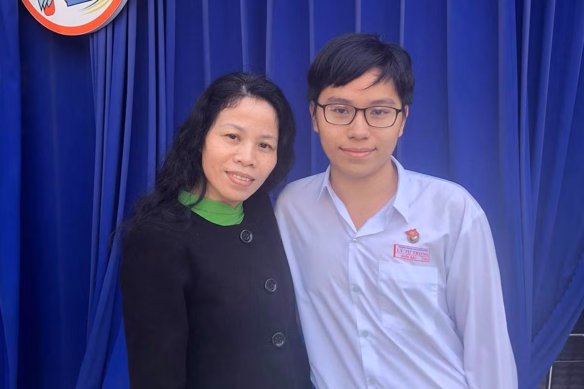 Bùi Quốc Bảo - học sinh Trường THPT Lý Tự Trọng (Khánh Hòa) là 1 trong 2 thí sinh có kết quả thi tốt nghiệp THPT năm 2021 tổ hợp khối C cao nhất toàn quốc. Quốc Bảo đạt 9,25 điểm môn Ngữ văn, 10 điểm môn Lịch sử và 10 điểm môn Địa lý. Quốc Bảo dự định sẽ ra Hà Nội theo học ở Trường ĐH Kiểm sát.