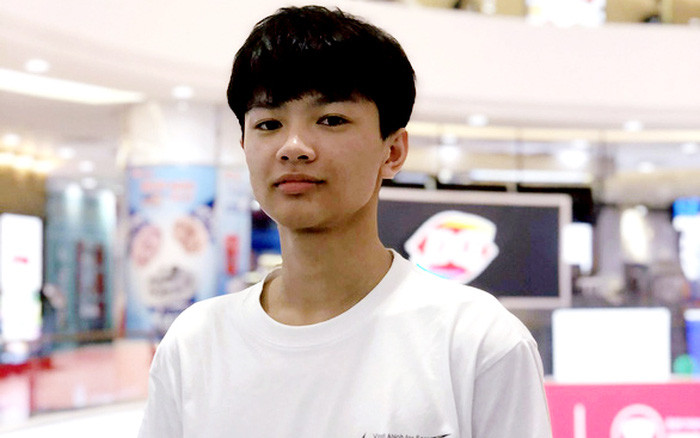 Trần Cao Sơn (học sinh lớp 12A1, Trường THPT Hùng Thắng, Hải Phòng) trở thành thí sinh có tổng điểm 3 môn 29,55 xét tuyển khối A cao nhất cả nước sau kỳ thi tốt nghiệp THPT đợt 1 năm 2021. Với ước mơ trở thành một lập trình viên trong tương lai, Sơn cho hay em dự định sẽ đăng ký nguyện vọng vào ngành Khoa học máy tính của Trường ĐH Bách khoa Hà Nội. 