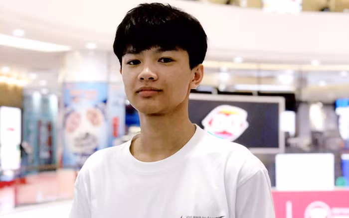 Trần Cao Sơn (học sinh lớp 12A1, Trường THPT Hùng Thắng, Hải Phòng) trở thành thí sinh có tổng điểm 3 môn 29,55 xét tuyển khối A cao nhất cả nước sau kỳ thi tốt nghiệp THPT đợt 1 năm 2021. Với ước mơ trở thành một lập trình viên trong tương lai, Sơn cho hay em dự định sẽ đăng ký nguyện vọng vào ngành Khoa học máy tính của Trường ĐH Bách khoa Hà Nội. 