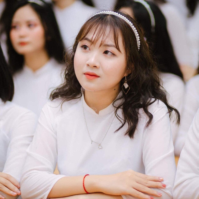 Đinh Thị Kim Ngân, học sinh lớp 12C3 Trường THPT Chuyên Phan Bội Châu, tỉnh Nghệ An là thí sinh thứ hai đạt 29,25 điểm ở khối C. Ước mơ sau này của Kim Ngân là được làm việc trong bộ phận pháp chế của doanh nghiệp, do đó em dự định đăng ký vào Khoa Luật kinh tế (Trường ĐH Luật Hà Nội). 