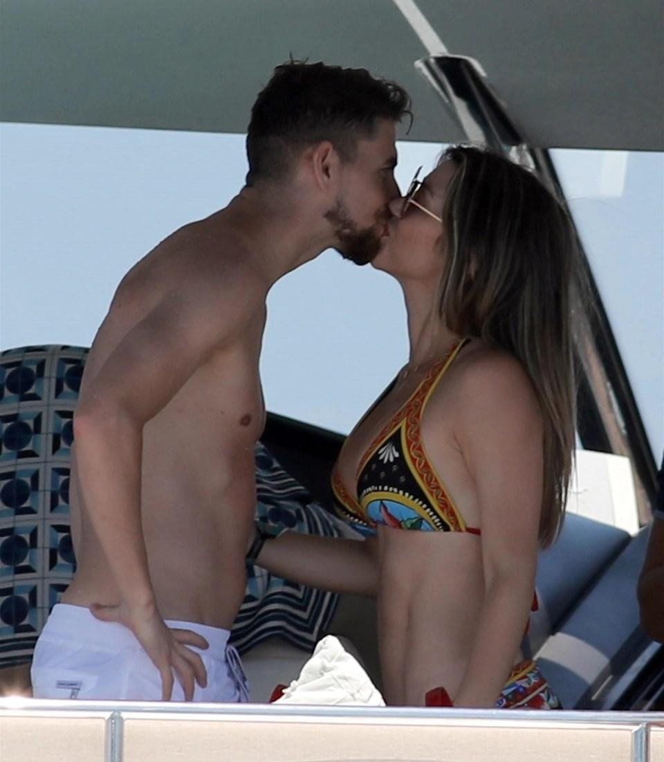 Jorginho thường xuyên trao cho Catherine Harding những cử chỉ âu yếm. 