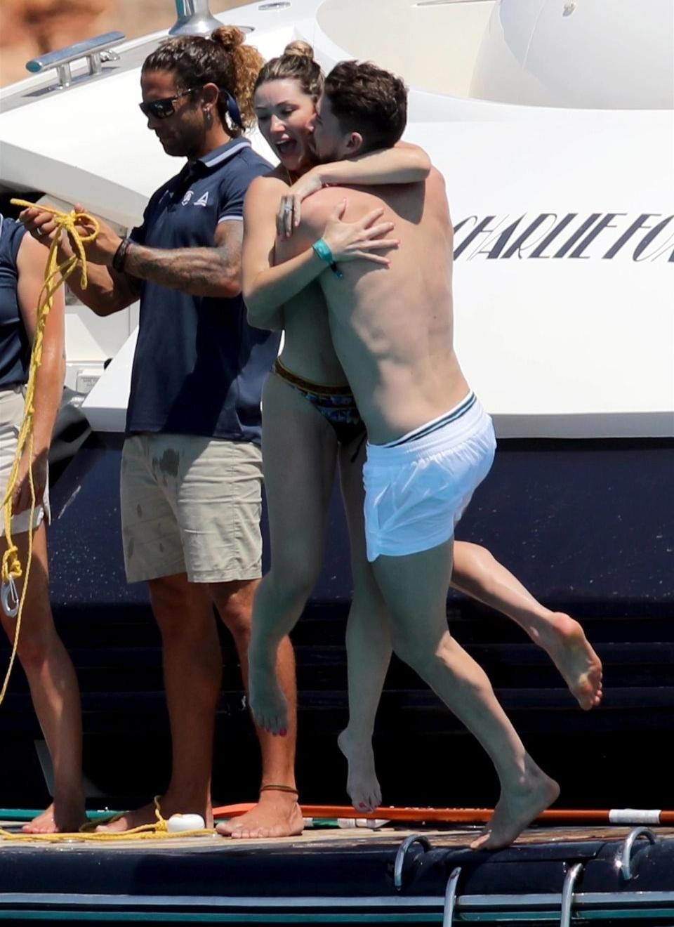 ... khi ôm hôn rồi kéo cô xuống nước 