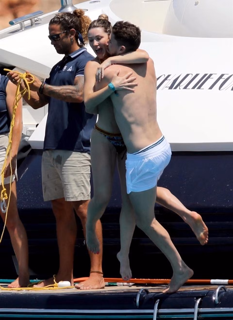 ... khi ôm hôn rồi kéo cô xuống nước 