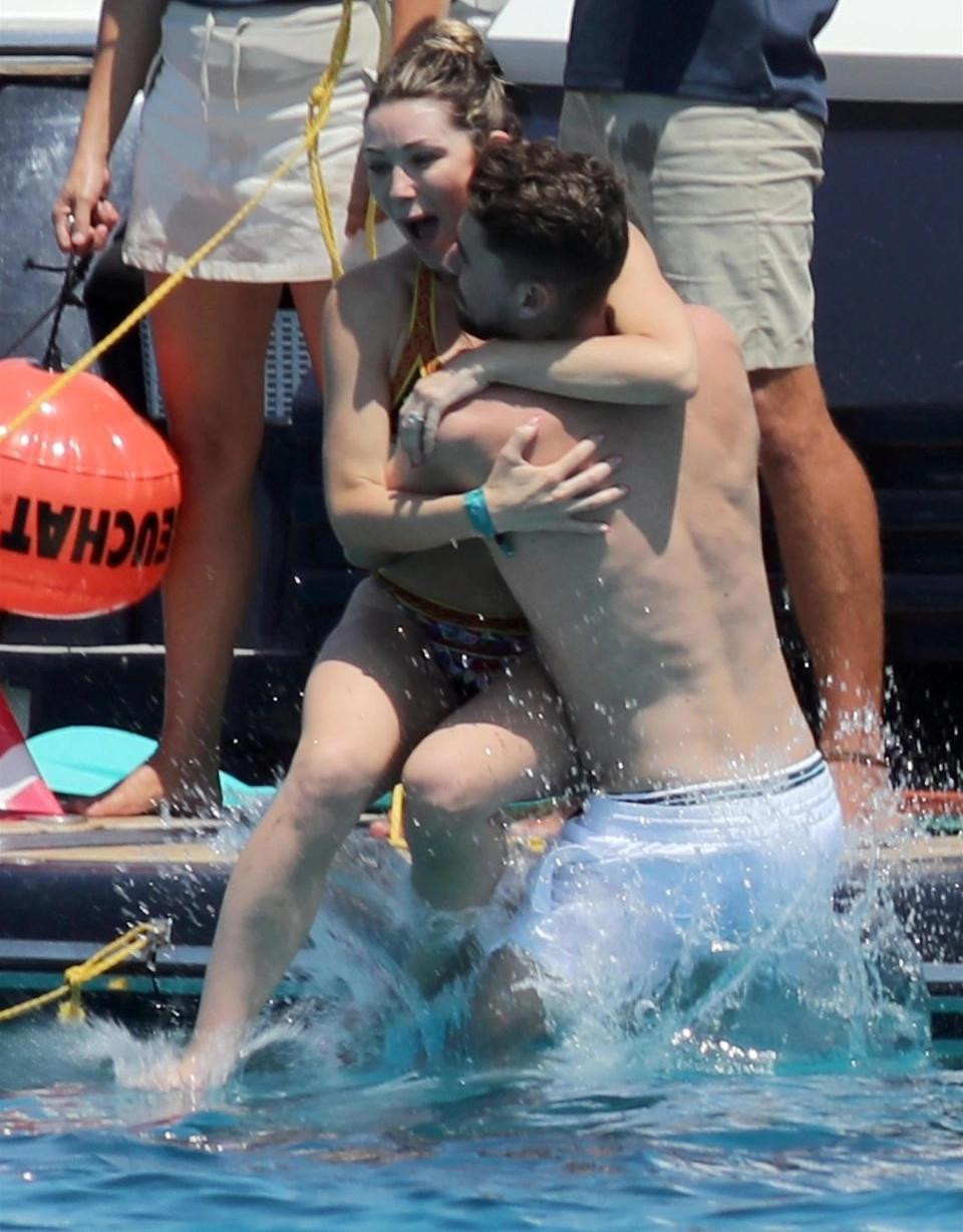 Khoảnh khắc đáng yêu của cặp đôi 