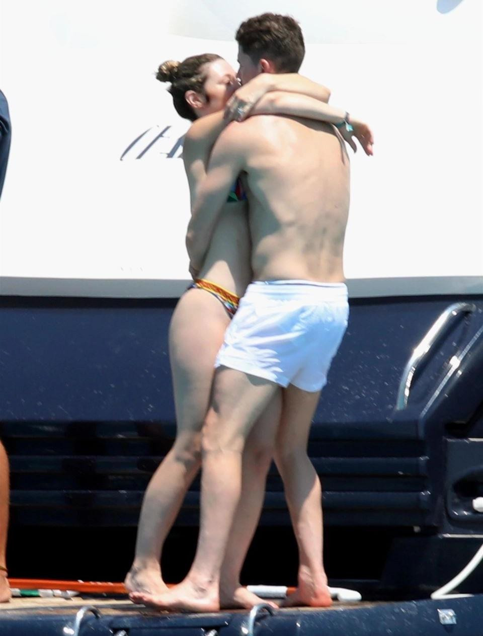 Tiền vệ này còn gây bất ngờ cho bạn gái... 